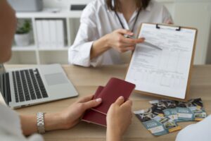 Requisitos de seguro médico para trámites de extranjería en España